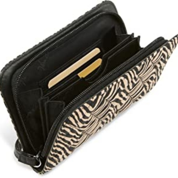 Rare NWOT Vera Bradley Zip Around Wristlet Zebra Wallet - Picture 2 of 5